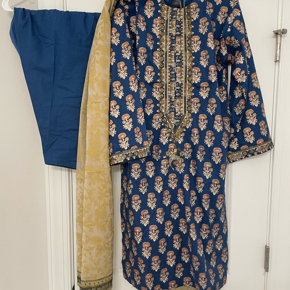 Alkaram Studio Pakistani 3pc - Picture 6 of 6